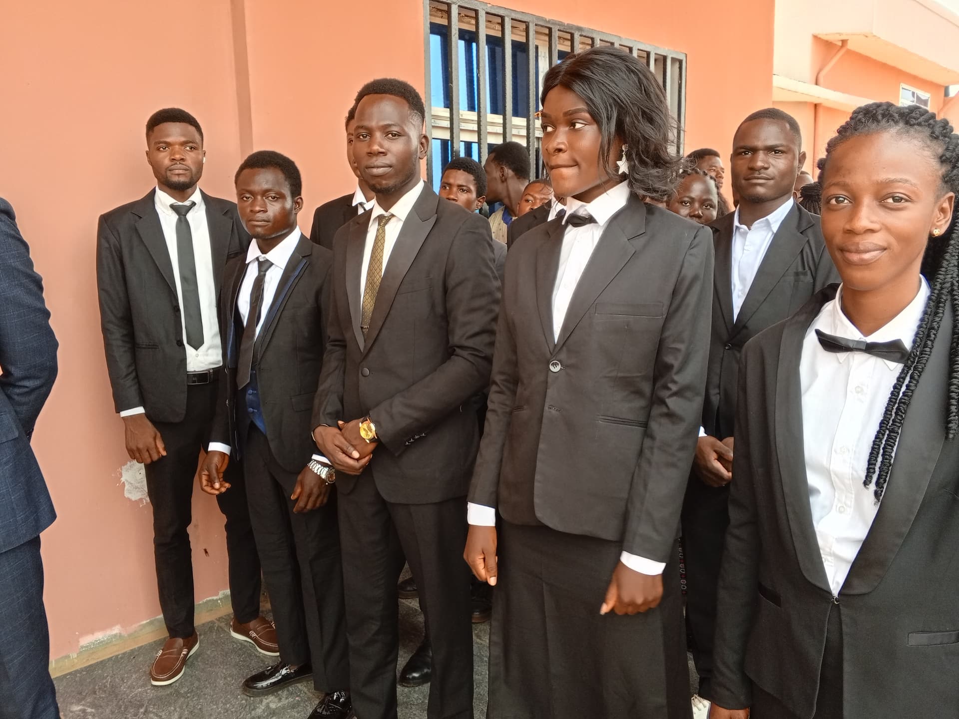 Étudiants en tenue formelle